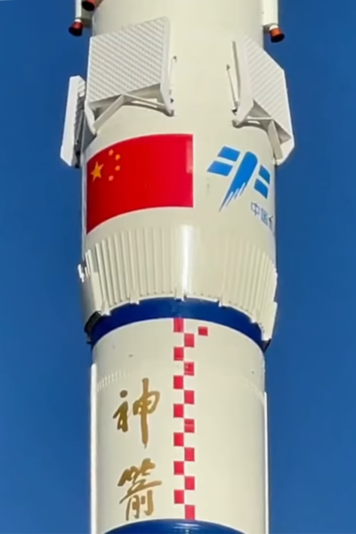 Файл:Shenzhou-12 roll out 02.png