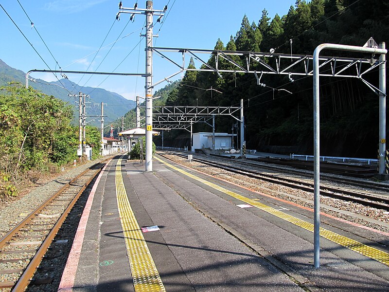 File:Misakubo Station-Platform 3.jpg