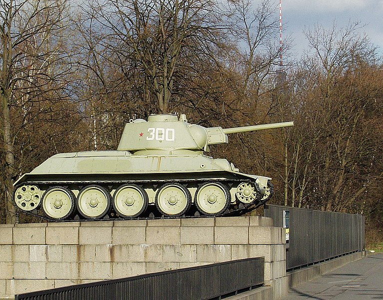 Файл:Sowjetisches Ehrenmal (Berlin-Tiergarten) Panzer.jpg