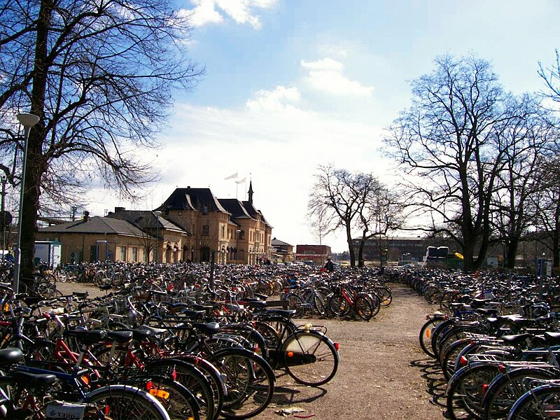 File:Uppsala Central cyklar.jpg