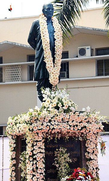 Файл:Biju Pattnaik statue.jpg