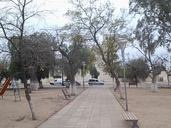 La bucólica plaza-jardín Castro Barros constituye el parque urbano más viejo de Chamical y se halla junto a la Iglesia El Salvador, la cual se divisa al fondo de esta imagen del callejón noreste.