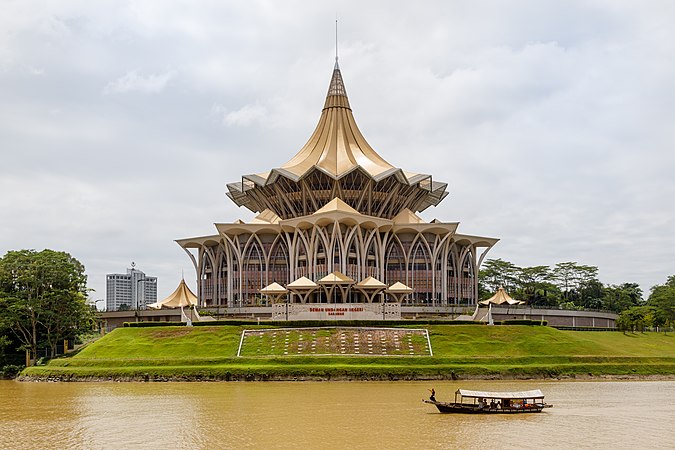 图为2009年新建的马来西亚砂拉越州立法议会大厦（英语：New Sarawak State Legislative Assembly Building），位于州府古晋市。砂拉越州议会是全马最古老的州议会。