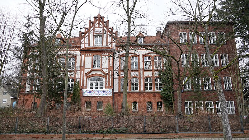 Файл:Münchhausen-Grundschule Komplette Fassade Straßenfront.jpg