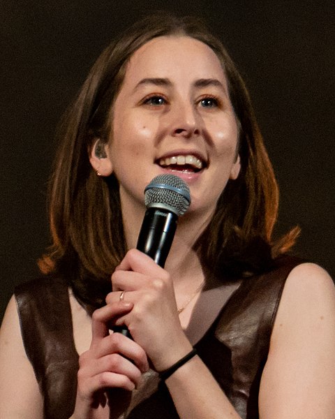 File:Alana HaimFoxPomona110418-12 (41059976844) (cropped).jpg