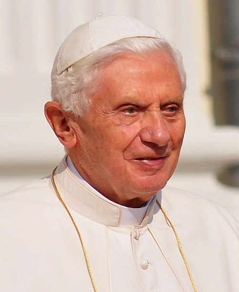 Archivo:Benedicto XVI, 2011.jpg