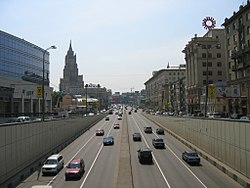 Въезд в тоннель относится к Новинскому бульвару; далее простирается Смоленская площадь, а высотка МИД РФ - уже Смоленская-Сенная площадь