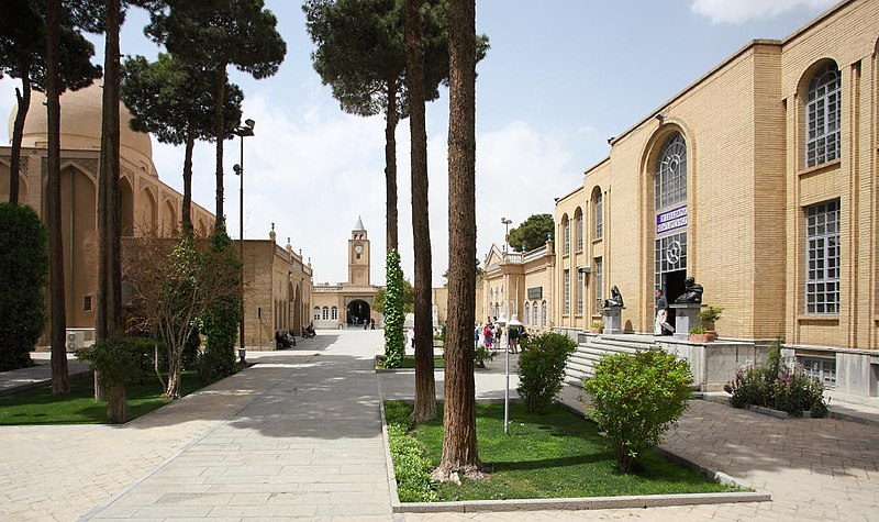 Файл:Vank Cathedral courtyard.jpg