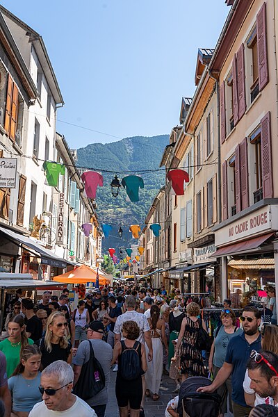 File:Zomermarkt in Le Bourg-d'Oisans.jpg