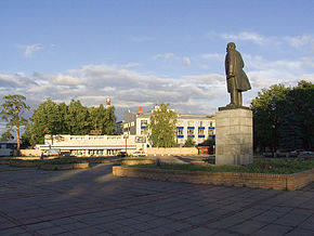 Площадь Оптиков (на заднем плане — завод им. Зверева)