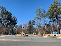 Entrance to Lake Land'Or, seen from Ladysmith Road