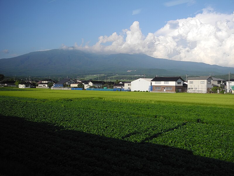 Файл:Nikaho and Mt. Chokai.jpg