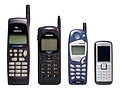 Evolución del formato Barra en Nokia: Nokia 638 (19,06 cm de alto), Nokia 2160 EFR (16,42 cm), Nokia 5160 (14,84 cm), Nokia 6070 (10,5 cm, candybar).