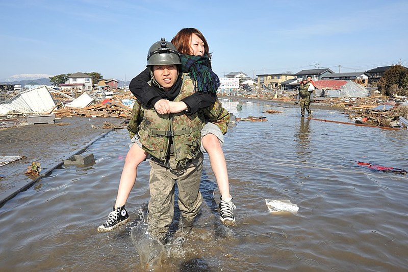 File:23.3.14 １０Ｅ：被災者を背負って救助（亘理町） 東日本大震災における災害派遣活動 49.jpg