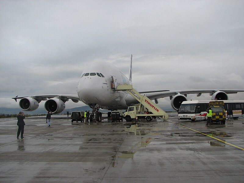 Archivo:AirbusA380 in Ethiopia.JPG