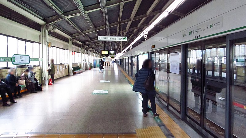 File:Seoul-metro-215-Jamsillaru-station-platform-20181121-162414.jpg