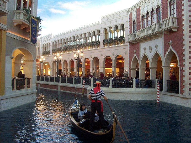 Файл:The Venetian LV gondola.jpg