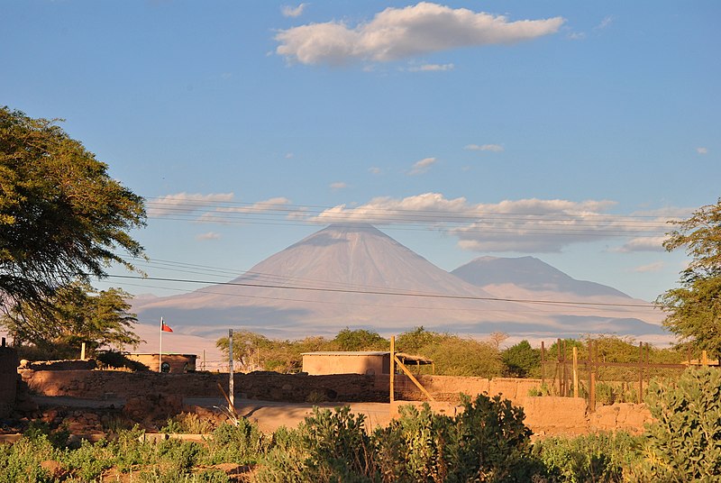 Archivo:Volcán Licancabur (13340850015).jpg