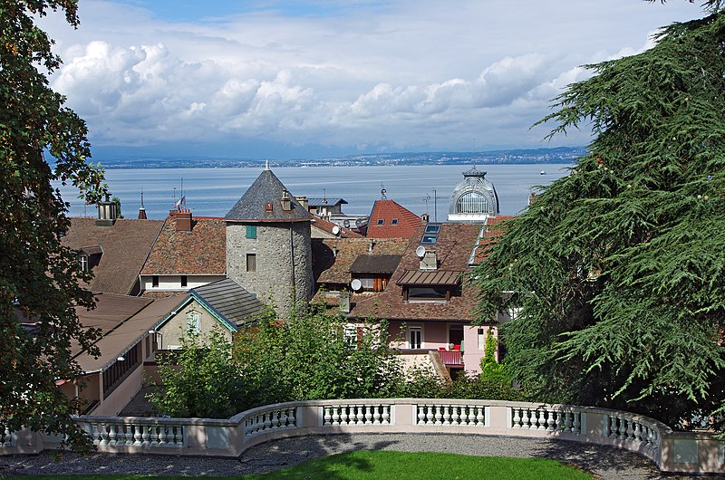 File:Evian-les-Bains (Haute-Savoie) (10055387844).jpg