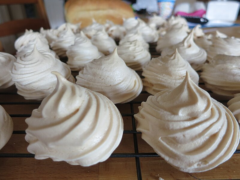 Файл:Homemade meringues (16961016019).jpg