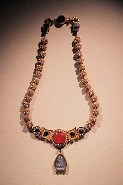 Archivo:Li Jingxun necklace.jpg