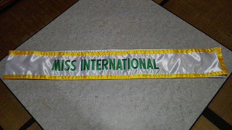 Archivo:Miss International Sash.jpg