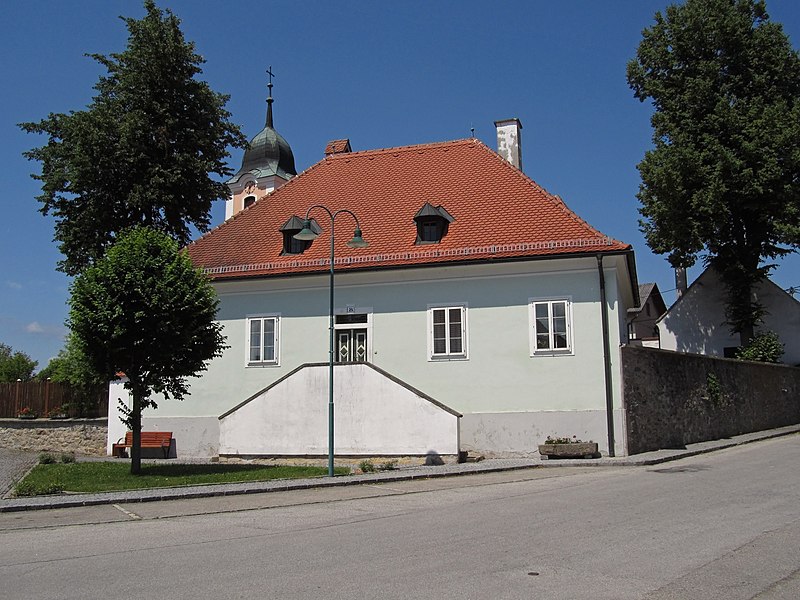 File:Pfarrhof in Eggern.jpg