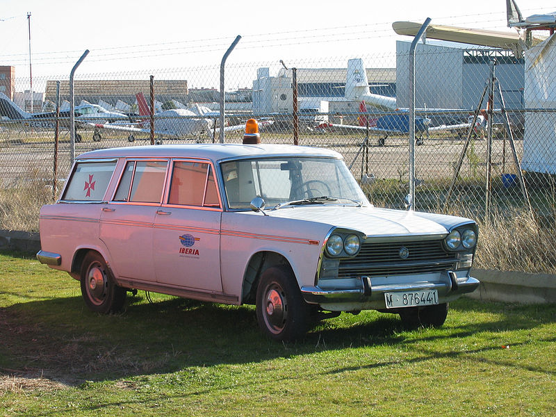 Archivo:SEAT 1500 estate ambulance.jpg