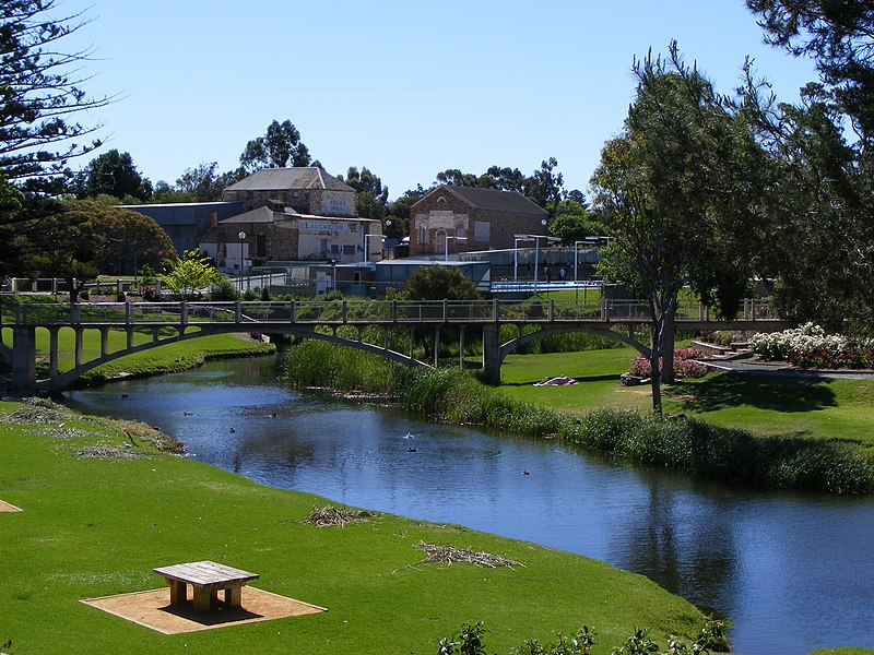 File:Strathalbyn memorial gardens.jpg