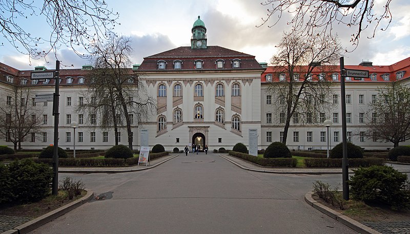 Файл:Berlin-Wedding Virchow-Klinikum 06 Herzzentrum.jpg