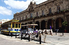 Vista del palacio con los tradicionales carruajes.