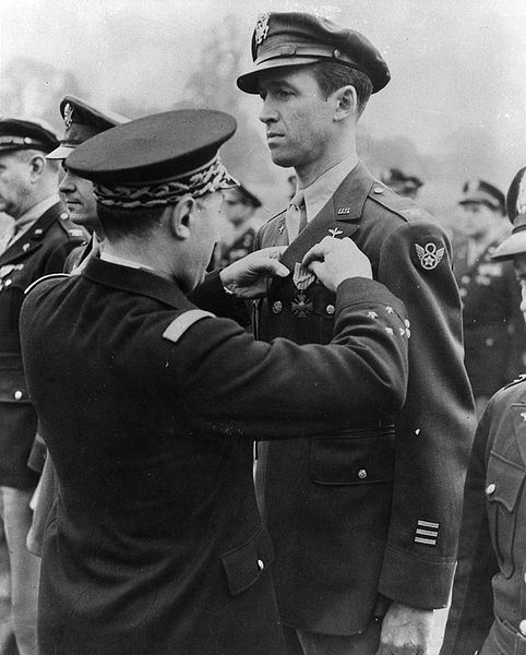 Файл:Jimmy Stewart getting medal.jpg