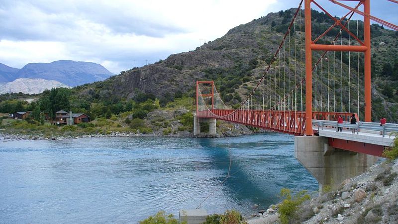 Archivo:Puente Lago Gral. Carrera.jpg