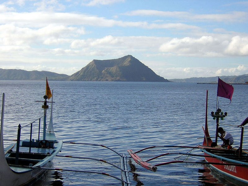 Файл:Taal lake.jpg