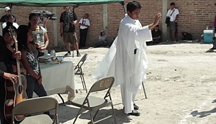 Padre bendiciendo el lugar antes de intervenirlo