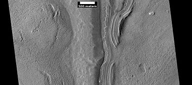 Dipping layers, as seen by HiRISE under HiWish program