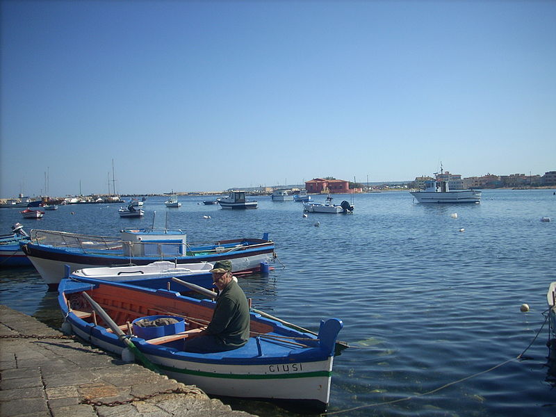 File:Fisherman Marzamemi.JPG