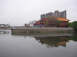 福清市市区，图中的江为龙江，寺为西涧寺（又称茶亭寺和水陆寺）