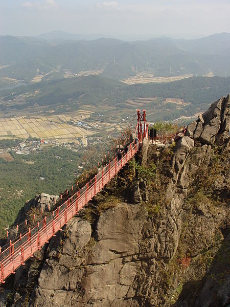 Archivo:Wolchulsan Cloud Bridge 2.jpg