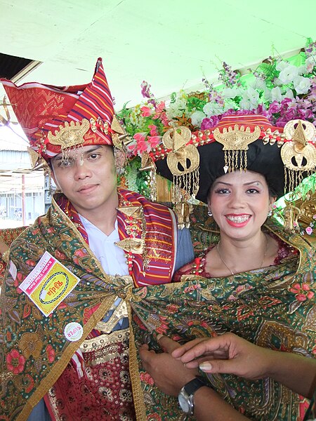 File:Batak Karo Wedding Selendang.jpg