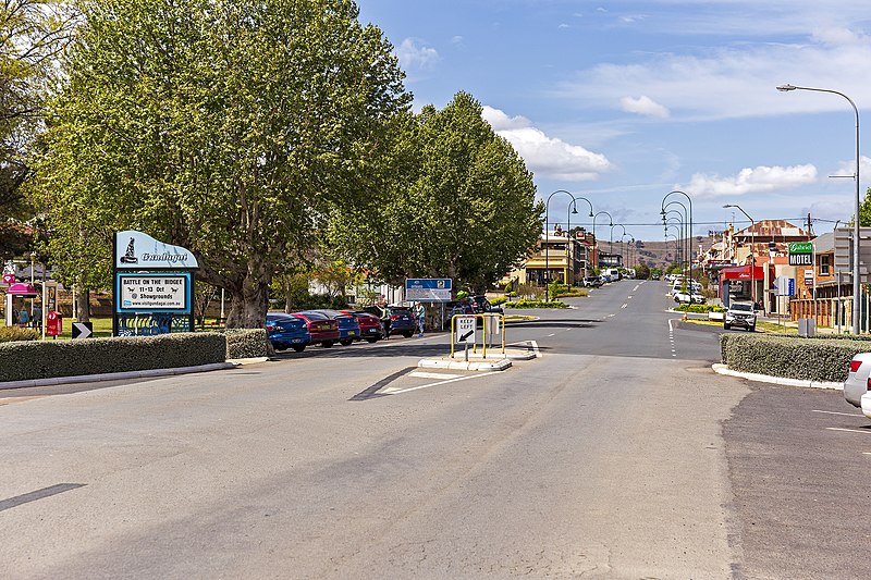 File:Sheridan Street in Gundagai.jpg