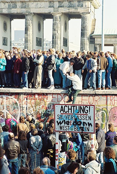 Archivo:BerlinWall-BrandenburgGate.jpg