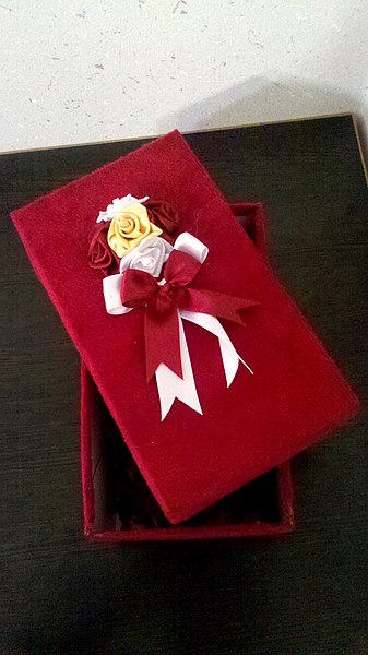 File:Gift box I.jpg