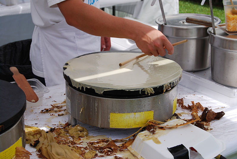 File:Making the crepe.jpg