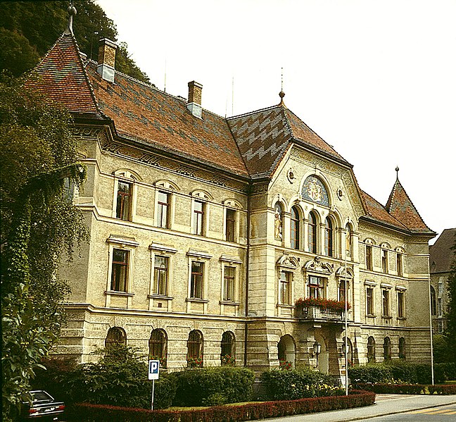 File:Regierungsgebäude Vaduz, Liechtenstein.jpg