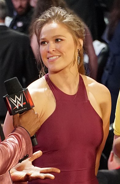 Archivo:Rousey HOF 2018 (cropped).jpg