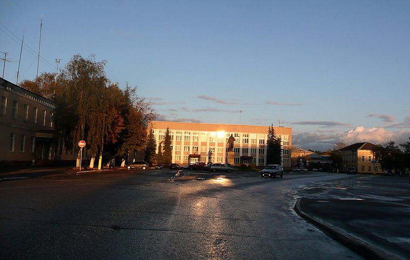 Файл:Russia-aleksandrov-courthouse,lenin statue.jpg