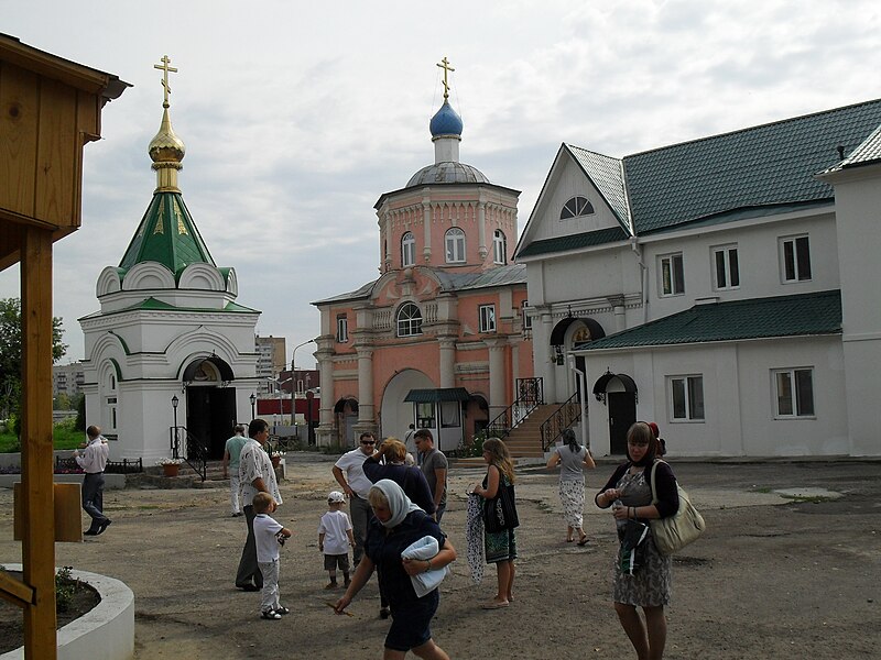 Файл:Внутренняя площадь Кизического монастыря.JPG