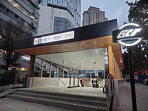 楊家坪站7號出入口