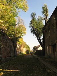 Стена старого еврейского кладбища (слева) на улице Сенной, Люблин, Польша